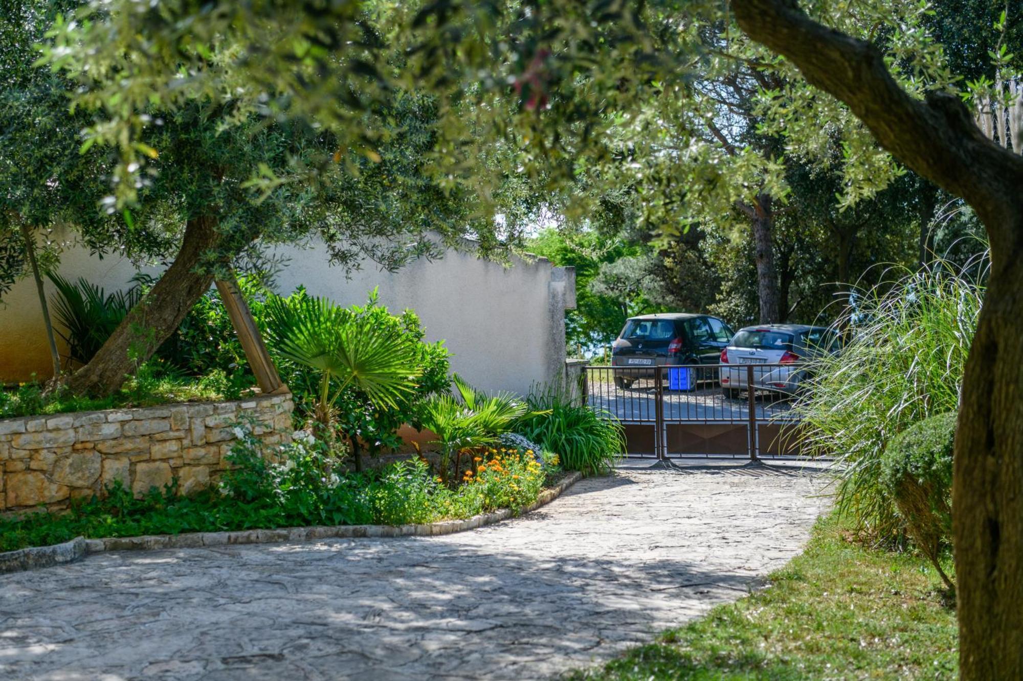Krajcar Apartment Banjole Bagian luar foto